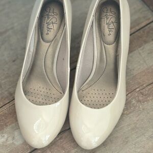 Life Stride Cream Heels Elegant Comfort